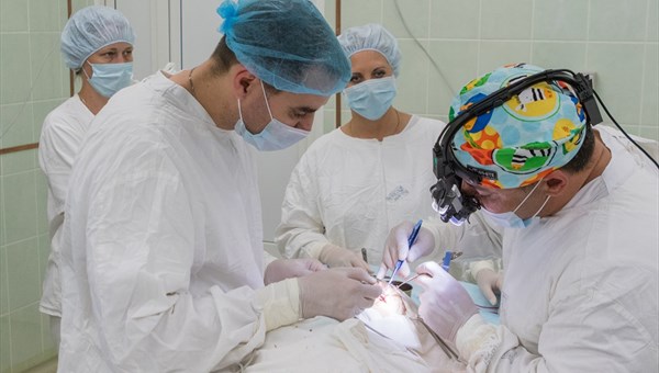 Хирурги РФ и Казахстана открыли глаза ребенку в томской ОКБ