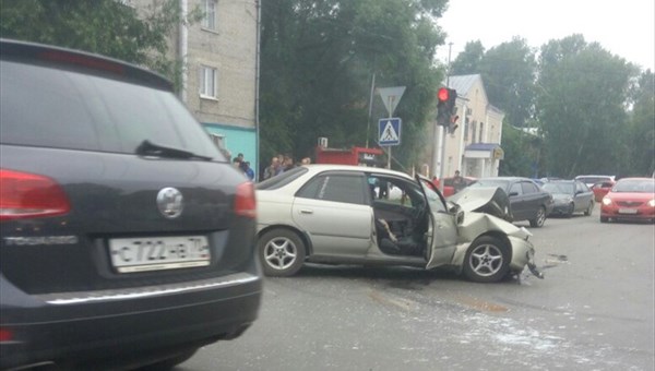 Toyota и ВАЗ столкнулись на Бердской в Томске, один человек погиб