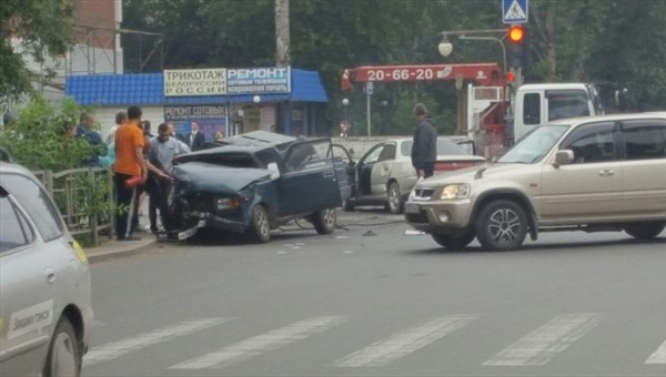 Toyota и ВАЗ столкнулись на Бердской в Томске, один человек погиб