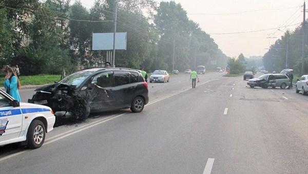 Один человек пострадал в лобовом столкновении иномарок в Томске