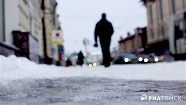 Власти обещают за неделю очистить тротуары Томска от снега и наледи
