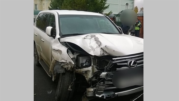 Нетрезвый шофёр Лексус, уходя от погони в Томске, врезался в 5 авто