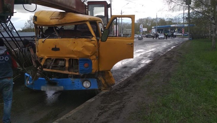 Автокран в Томске столкнулся с автобусом и врезался в столб