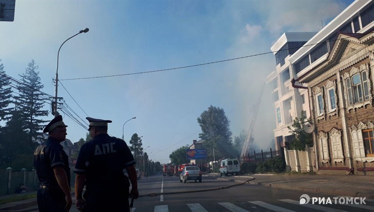 МЧС: расселенный деревянный дом горел в центре Томска