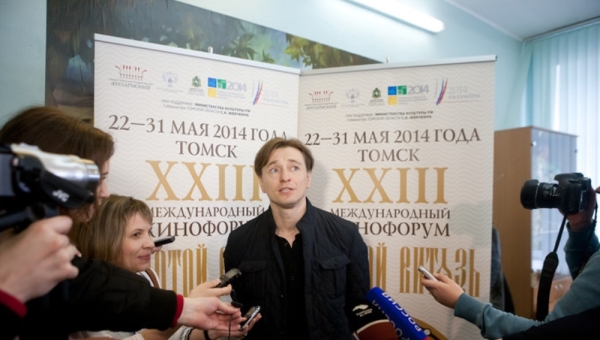 Безруков и Бурляев открыли первый 3D-кинозал в томской сельской школе