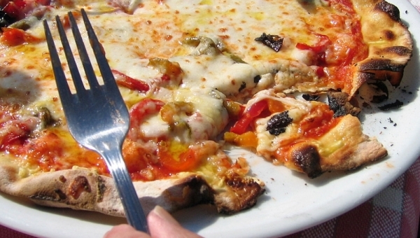 ФАС: томичам не понравилась реклама с пельменем и пиццей в декольте