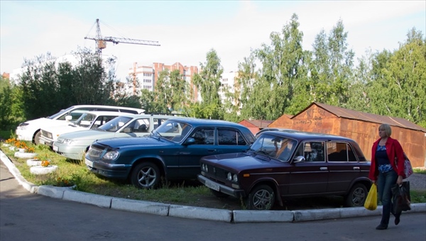ИИ выявил более 600 случаев парковки на газонах в Томске