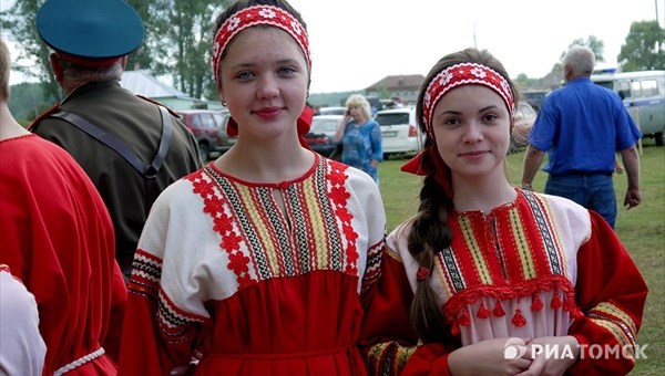 Томичи в лучших народных костюмах получат приз на Празднике топора