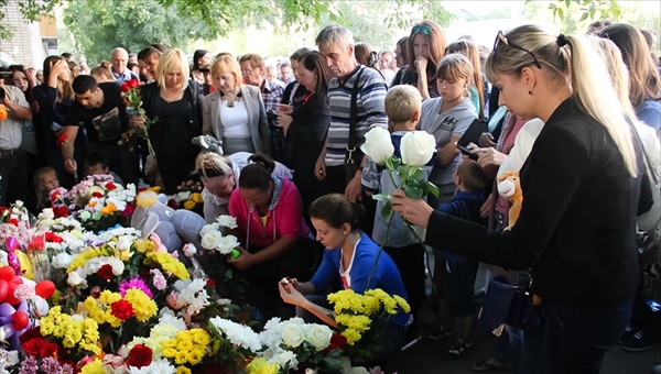 Цветы, принесенные томичами к саду убитой девочки, увезут на кладбище