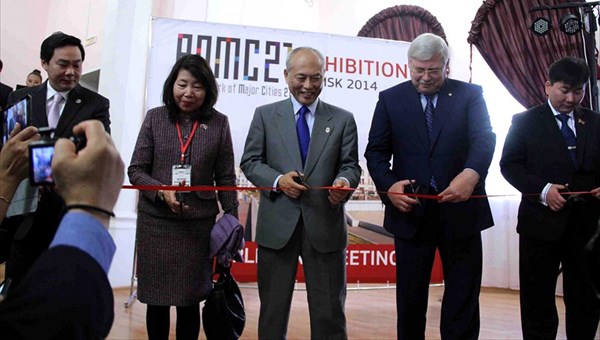 Выставка азиатских мегаполисов открылась в рамках саммита в Томске