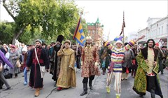 Томск гуляет: надувное сердце города, герб из огурцов и мегараскраска