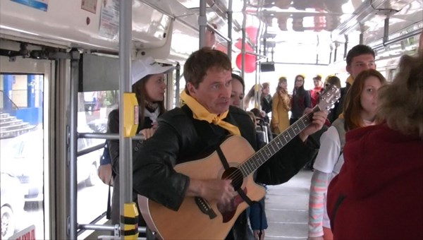 Томские музыканты в честь Дня города пели и плясали в трамваях