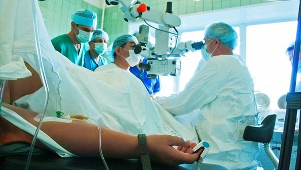 Томские врачи спасли зрение пациенту, пересадив нерв с ноги