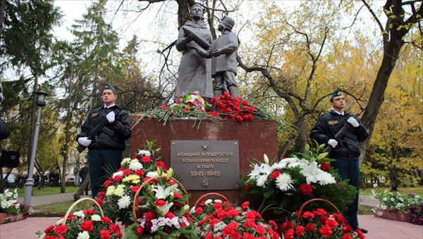 Памятник Женщине и подростку, ковавшим Победу..., открылся в Томске