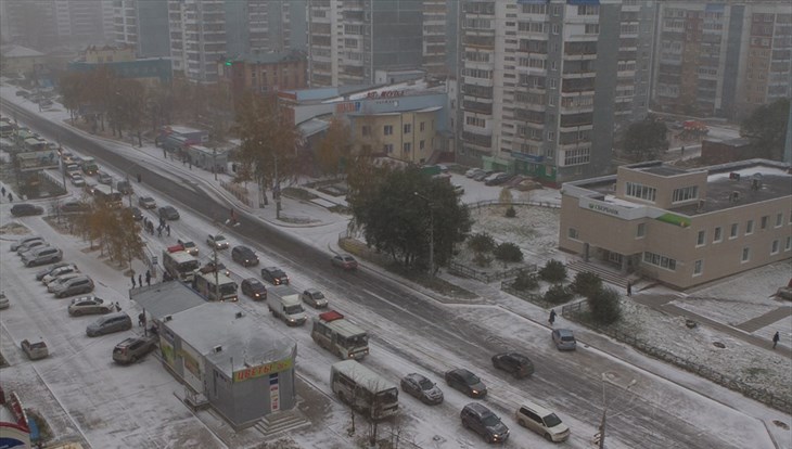 Томск такое не припомнит: первый снег обернулся транспортным коллапсом