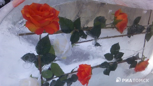 Ледовые вазы с цветами появились в Томске ко Дню влюбленных