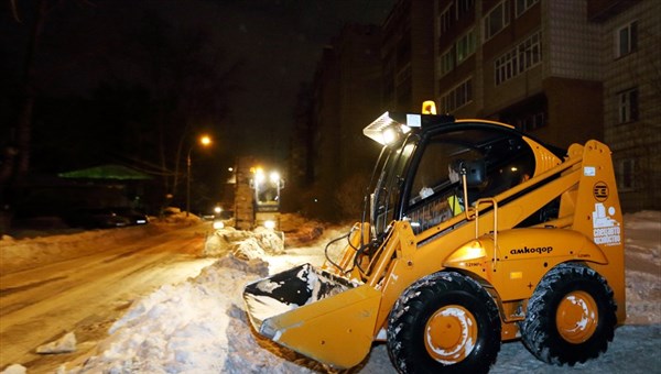 Мэрия:припаркованные авто помешали убрать снег на двух улицах в Томске