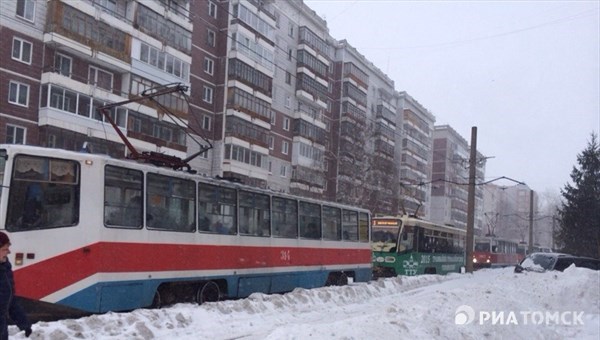 Девять трамваев стоят на линии из-за застрявшего грузовика в Томске