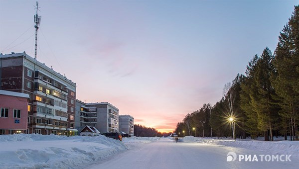 Охотники изучают следы у школы в Кедровом, возможно, это и не медведь