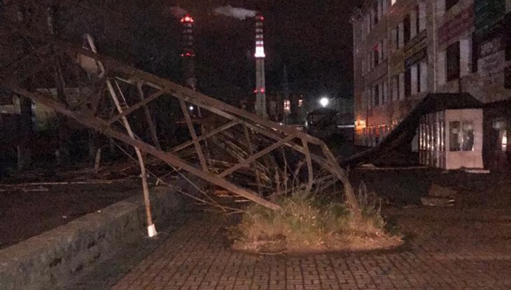Ночной ураган повредил три балкона и опору ЛЭП в Томске
