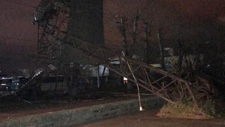 Ночной ураган повредил три балкона и опору ЛЭП в Томске