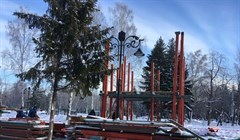 Рабочие начали монтировать деревянную горку на Новособорной в Томске