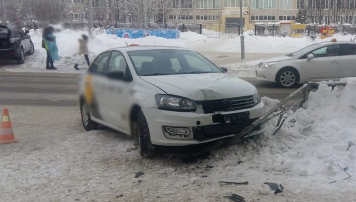 Девушка попала под колеса такси на зебре на улице Мокрушина в Томске