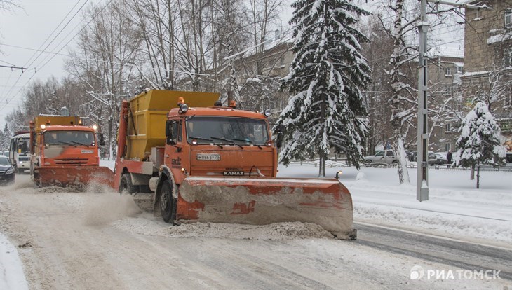Техника ТомскСАХ устраняет последствия снегопада в городе