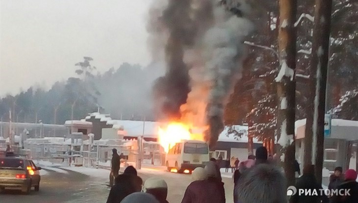 Автобус полностью выгорел на центральном КПП Северска в субботу