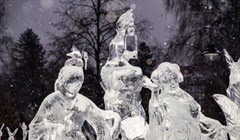 Скульптура барышни с попугаями победила на Хрустальном Томске-2018