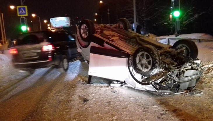 Пенсионер-водитель иномарки погиб в Томске, врезавшись в ограждение