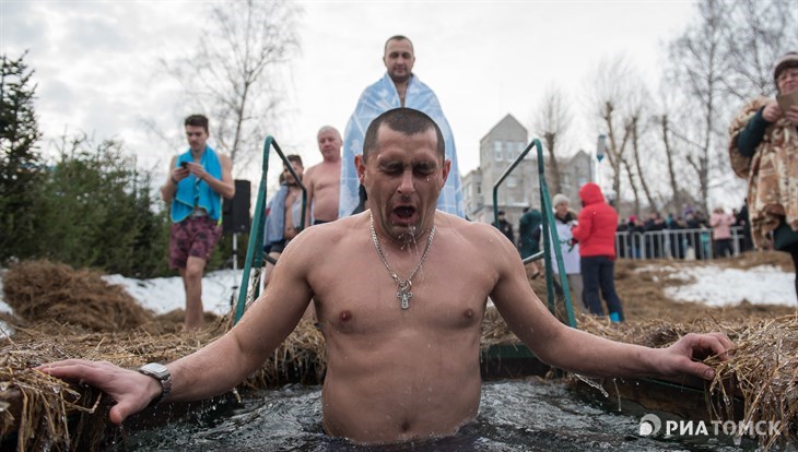 Более 5 тысяч томичей приняли участие в крещенских купаниях
