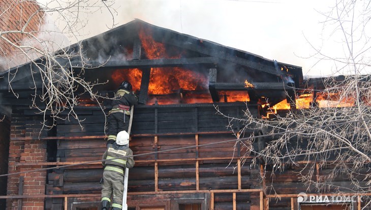Нежилой деревянный дом горит в центре Томска