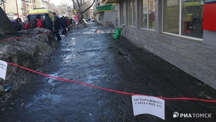 Девочка, на которую в Томске упал лед, госпитализирована в травму