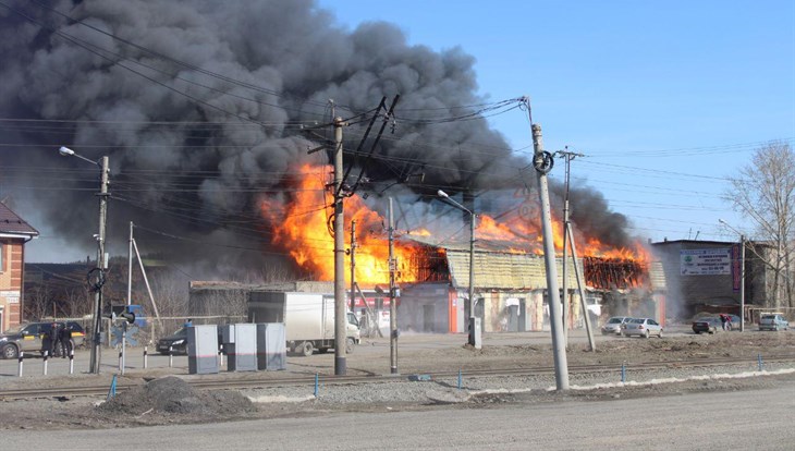 Здание автосервиса и автомойки горит в Ленинском районе Томска