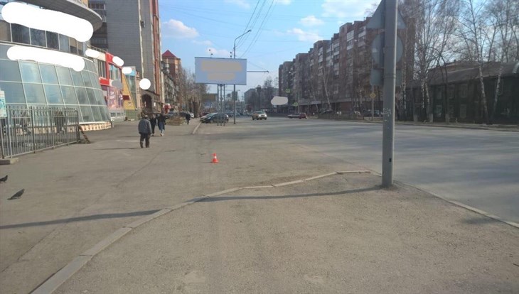 Ребенок на самокате попал под колеса иномарки в Томске
