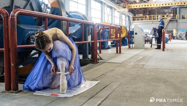 Производство тоже красиво: томские балерины у заводского станка. ФОТО
