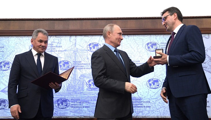 Putin presents medal to the Tomsk branch of RGS for studying Siberia