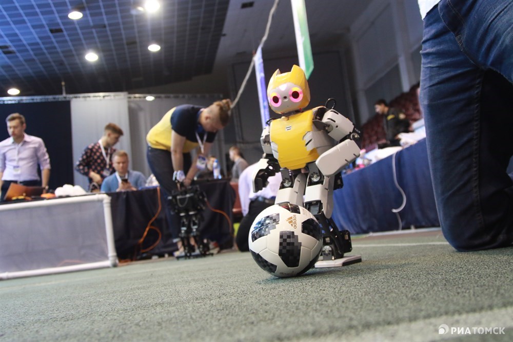 По данным организаторов, в Томске в течение трех дней пройдут робототехнические соревнования по восьми лигам RoboCup, в которых примут участие более 120 команд из городов России и Казахстана.