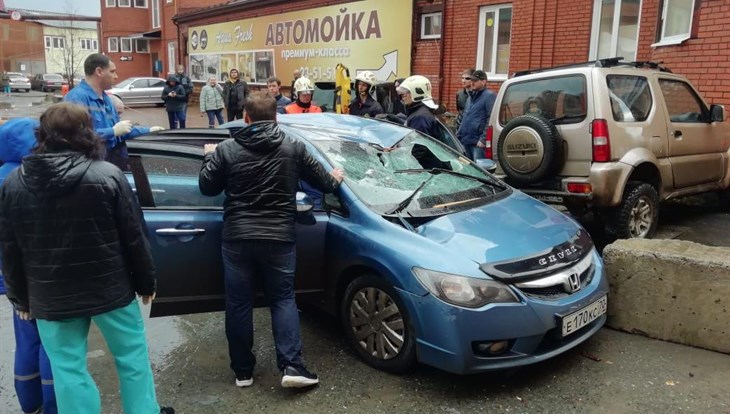 Часть кровли упала на автомобиль в Томске, пострадал мужчина