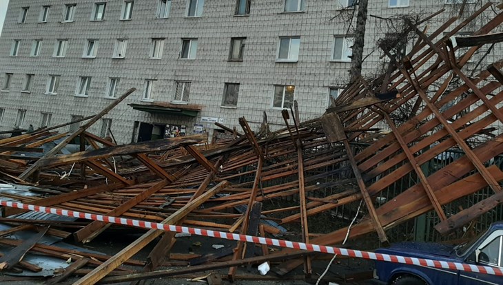 Работы начались в жилом доме в Томске, где ветром снесло крышу