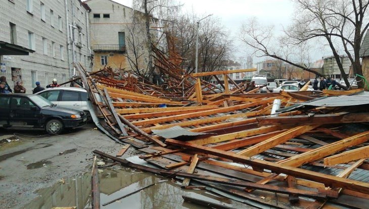 Ремонт поврежденной крыши на Нижне-Луговой в Томске займет 1 месяц