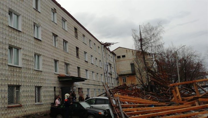 Кляйн поручил ускорить ремонт снесенной ветром крыши на Нижне-Луговой