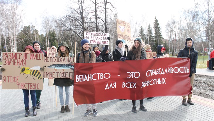 Колонна веганов впервые приняла участие в 1-майском шествии в Томске