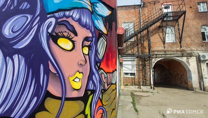 Робот-аватар и граффити: уличная галерея на задворках в центре Томска