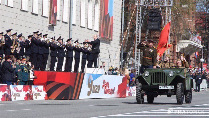 Колонна ретротехники открыла Парад Победы в Томске