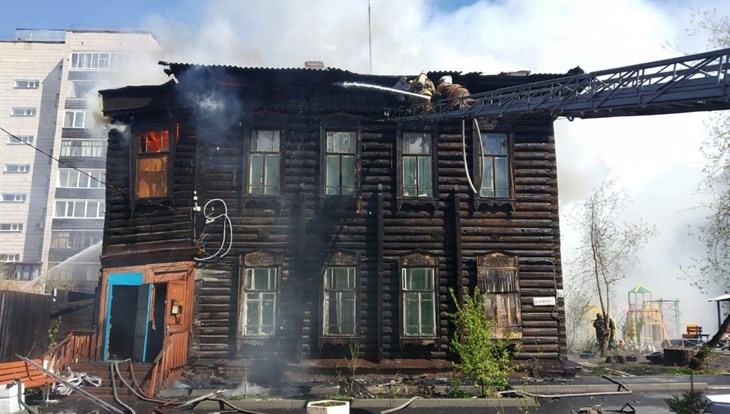 Пожарные два часа тушили жилой деревянный дом на Белинского в Томске