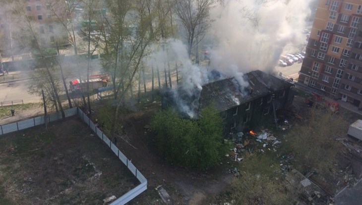 Деревянный дом, подлежащий сносу, загорелся на Сибирской в Томске