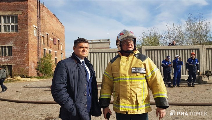 Власти Томска организовали доставку воды для тушения пожара на ЛПК