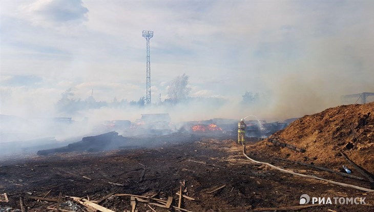 МЧС: тушение пожара на складе пиломатериалов в Томске осложняет ветер